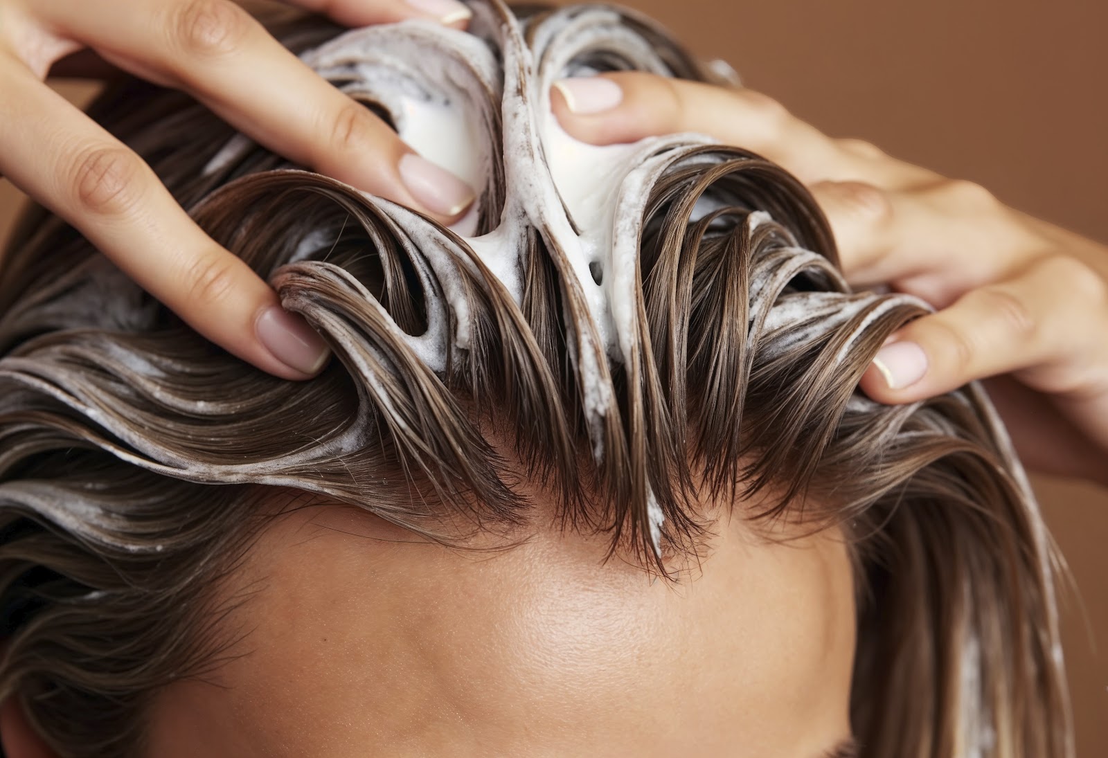 Como Escolher e Usar Corretamente o Shampoo Profissional Pós-Alisamento