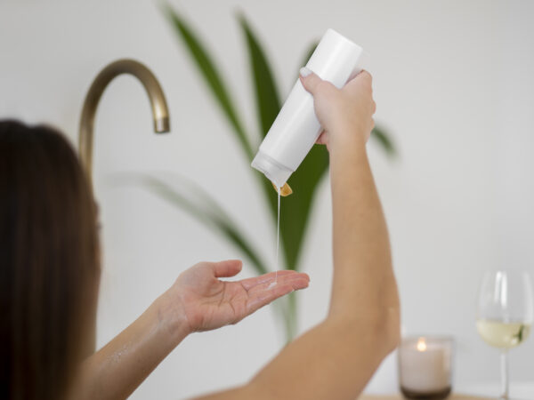 Shampoo detox: como funciona a limpeza profunda dos cabelos e quando usar?