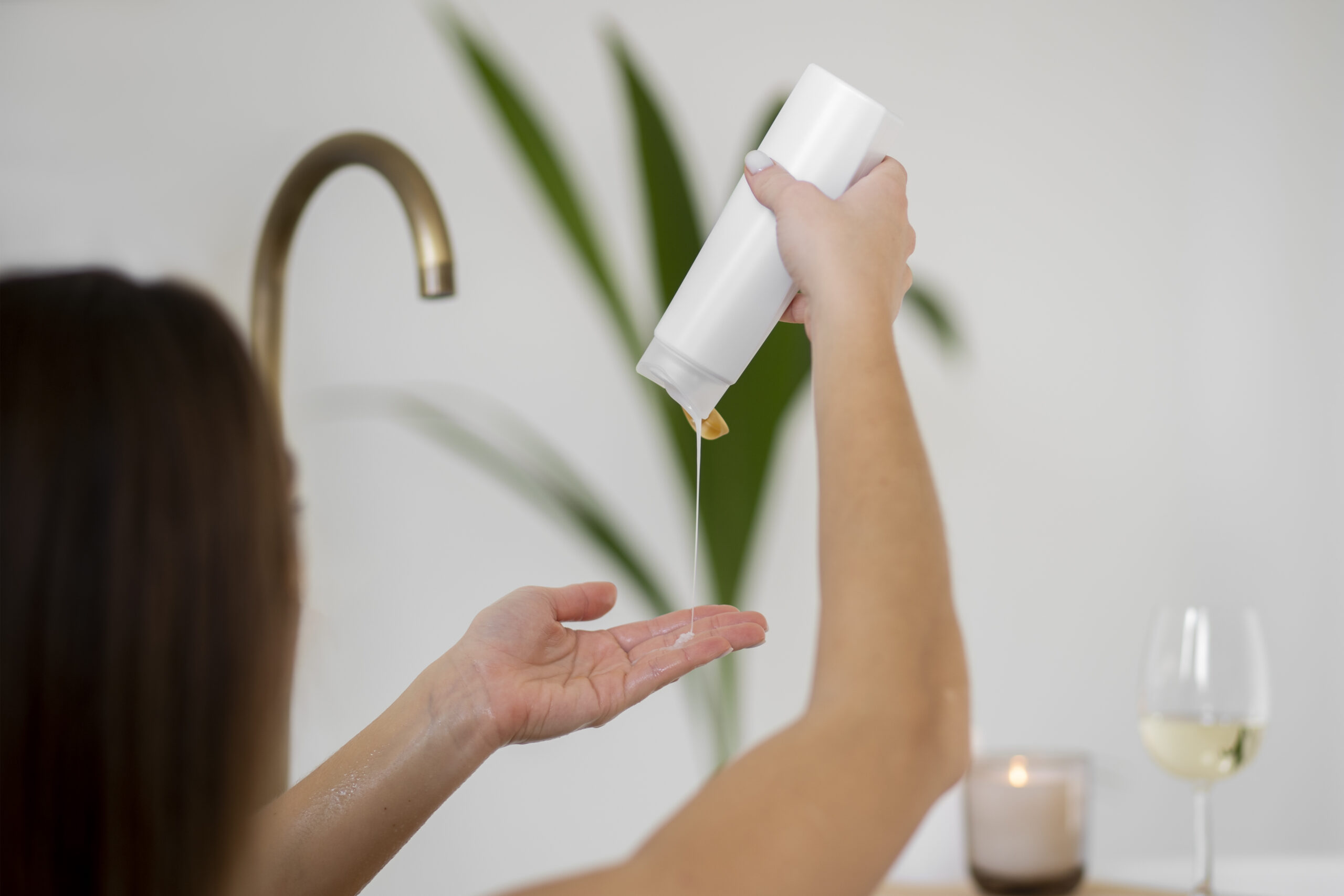 Shampoo detox: como funciona a limpeza profunda dos cabelos e quando usar?